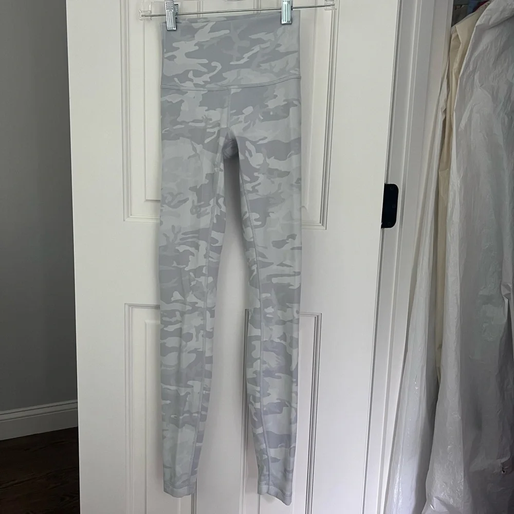 Lululemon Light Gray Camo Leggings Size 2 - Picture 1 of 7